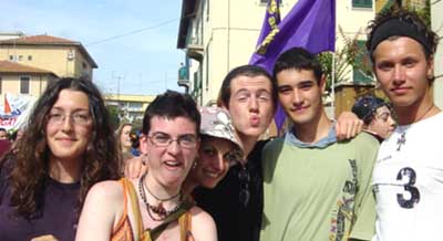Gruppo di ragazze e ragazzi al Gay Pride di Grosseto, 2004