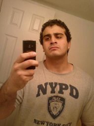 Il killer di Orlando con la maglietta della polizia di New York