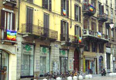 Bandiere della pace sui balconi e nelle vetrine di Milano, marzo 2003