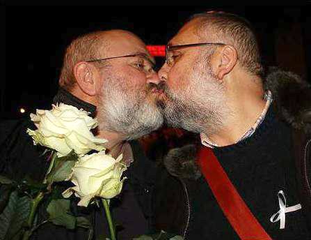 Coppia gay che si bacia ad un presidio.