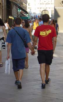 Coppia gay a passeggio.