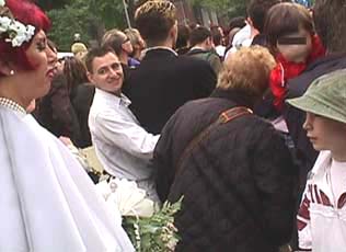 Ragazzino che osserva travestito al Gay Pride di Como (1999)