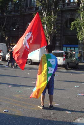 Ragazzo con bandiera rossa e bandiera della pace.