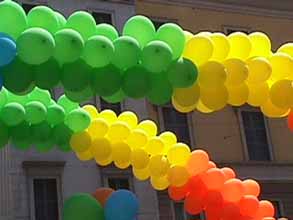 Palloncini al Gay Pride di Milano del 2001. [Foto G. Dall'Orto].