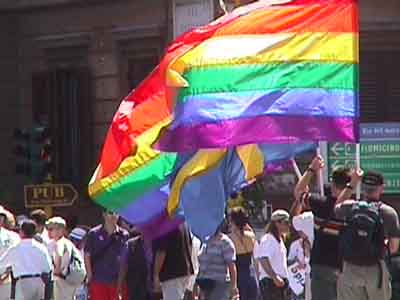 Bandiere arcobaleno al Gay Pride romano dell'8-7-2000. Foto G. Dall'Orto