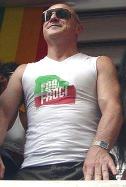 Manifestante con maglietta con su scritto Forza froci.
