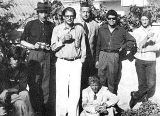 Tangeri, 1961 - Bowles incompagnia di vari esponenti gay della _beat generation_