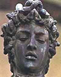 Nella testa di Medusa del Perseo è stato proposto di riconoscere un ritratto di Cencio.