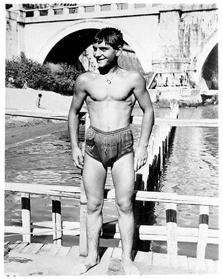 Riviera Boys - Ritratto di anonimo bagnante sul Tevere - Roma, anni Cinquanta