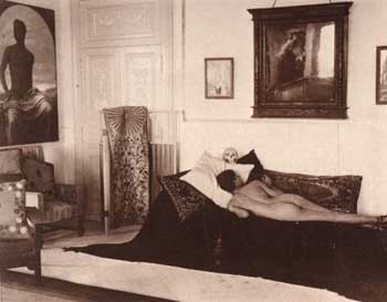 Nudo maschile ritratto all'interno di Villa Lysis a Capri, proprietà di Fersen. Foto di W. von Plüschow