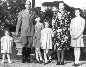 Umberto II di Savoia con la famiglia nei giardini del Quirinale nel 1946.