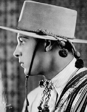 Rodolfo Valentino nel 1921 in _I quattro cavalieri dell'Apocalisse_. Foto di Evans