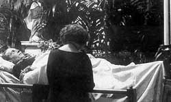 Il cadavere di Rodolfo Valentino nella camera ardente, 1926.