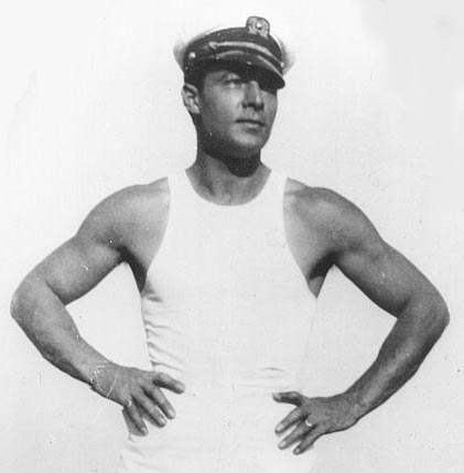 Rodolfo Valentino in posa da yachtsman