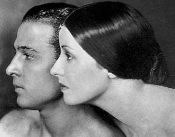 Rodolfo Valentino e la seconda moglie Natacha Rambova nel 1923, in una foto di James Abbe