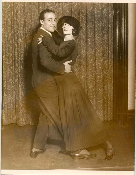 Rodolfo Valentino intento nella sua specialit: la danza