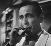 Humphrey Bogart fuma in Casblanca (1942).