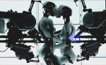 Le due androidi del videoclip ''All is full of love'' si baciano.