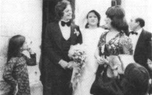Un finto matrimonio (pubblico) fra due ''femminelli'', fotografato a Napoli nel 1983.