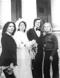 Un finto matrimonio (pubblico) fra due ''femminelli'', fotografato a Napoli nel 1983.