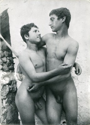 Due ragazzi nudi che si abbracciano