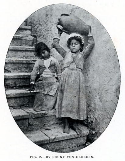 Due bambine con orcio (figura 2)