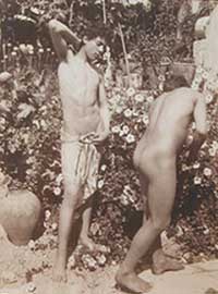 Due ragazzi nel giradino di Gloeden, prima del 1899