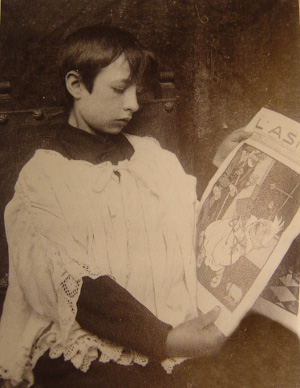 Wilhelm von Pluschow, Chierichetto che legge "L'asino", 1906-1907