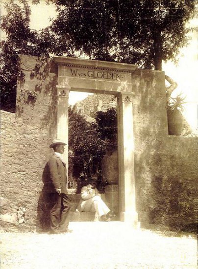Il portale della casa di Gloeden, 1910