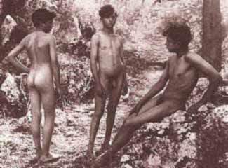 Tre ragazzi nudi. Foto firmata Wilhelm von Gloeden.