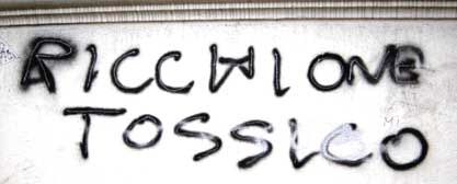 Scritta d'insulti: ''RICCHIONE TOSSICO''