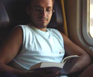 Stefano in treno mentre legge un libro