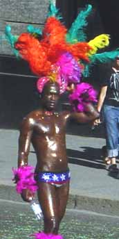 L'immancabile travestito con piume al Gay Pride di Milano, 2003. Foto G. Dall'Orto