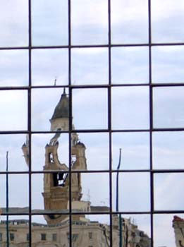 Campanile riflesso nei vetri di un palazzo