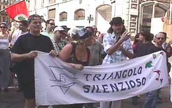 Il gruppo di sordi gay, triangolo silenzioso, al Gay Pride di Milano nel 2001.