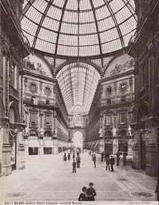La Galleria Vittorio Emauele a Milano verso il 1890.