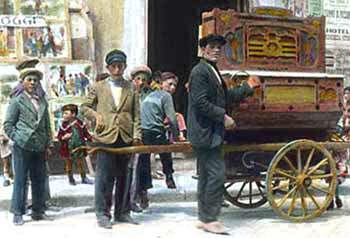 Un cantastorie e alcuni ragazzini a Catania nei primi decenni del secolo scorso.