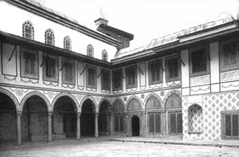 Foto d'inizio secolo del cortile del Serraglio.