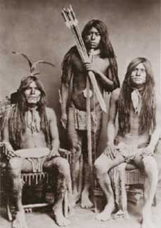 Tre giovani Yuma fotografati a fine Ottocento.