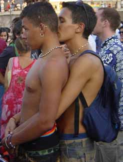 Coppietta al Pride di Roma. I nostri sentimenti non fanno notizia, i nostri travestimenti s. Foto G. Dall'Orto.