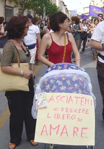 Carrozzina con cartello Lasciatemi crescere libero di amare