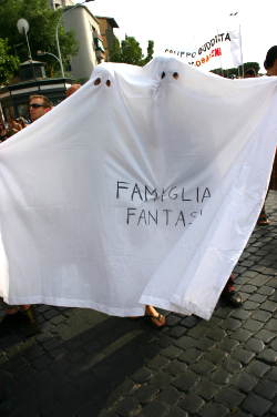 Una coppia sotto un lenzuolo da fantasma