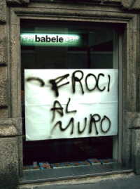 Scritta Froci al muro