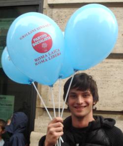 Ragazzo con palloncini elettorali
