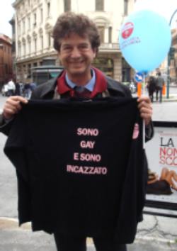 Manifestante con scritta Sono gay e sono incazzato