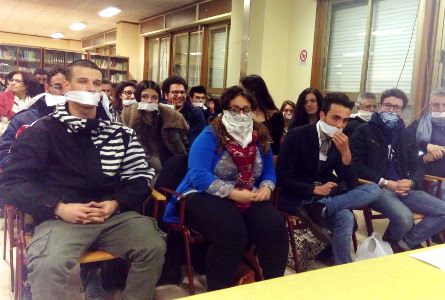 Contestari col bavaglio sulla bocca