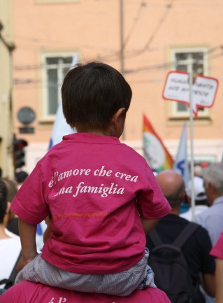 Bambino con maglietta "E' l'amore che crea una famiglia"