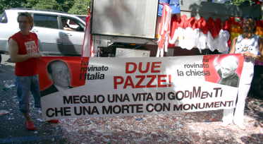 Striscione al Gay Pride di Milano