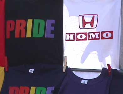 Merchandising in salsa gay: magliette con slogan gay (foto G. Dall'Orto)