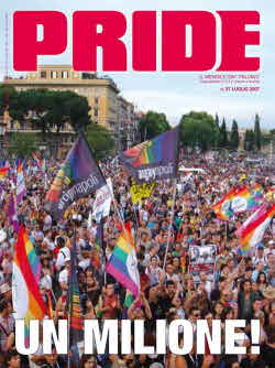 Folla di manifestanti con striscioni